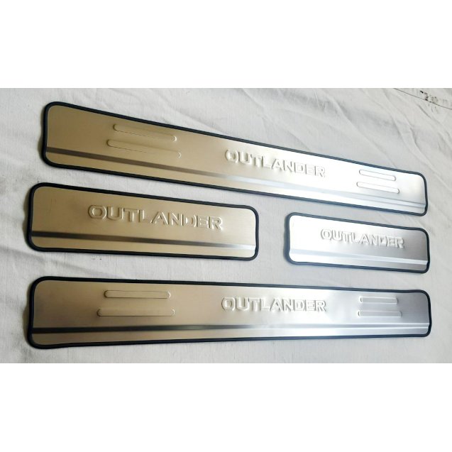        Mitsubishi Outlander 2015 накладки на пороги дверных проемов тип B